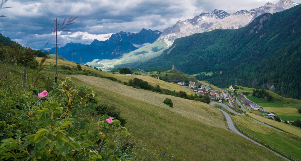 Blick über Ardez und Tarasp nach Tarasp und auf die Unterengadiner Dolomiten Blick über Ardez und Tarasp nach Tarasp und auf die Unterengadiner Dolomiten