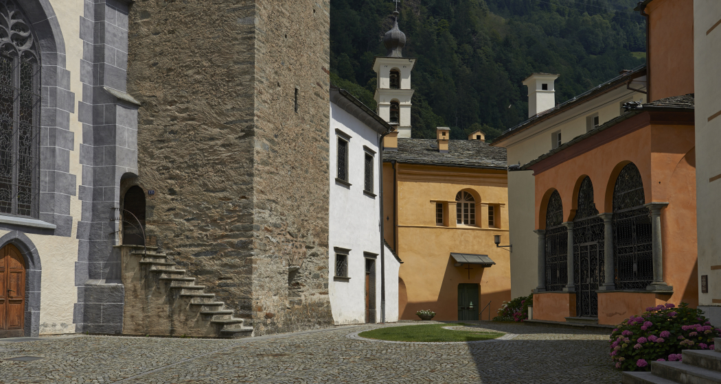 Kirchplatz der Kirche San Vittore Mauro Kirchplatz der Kirche San Vittore Mauro