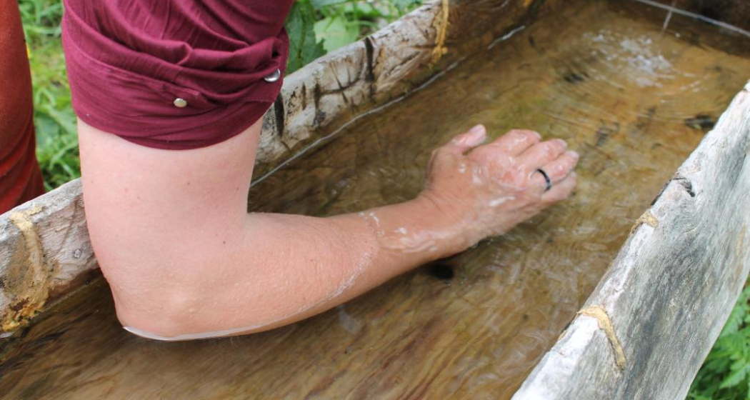 Ein Ellenbogen-Bad im Brunnen Ein Ellenbogen-Bad im Brunnen