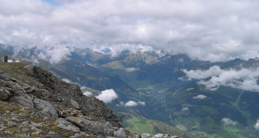 Tiefblick vom Gipfel Tiefblick vom Gipfel