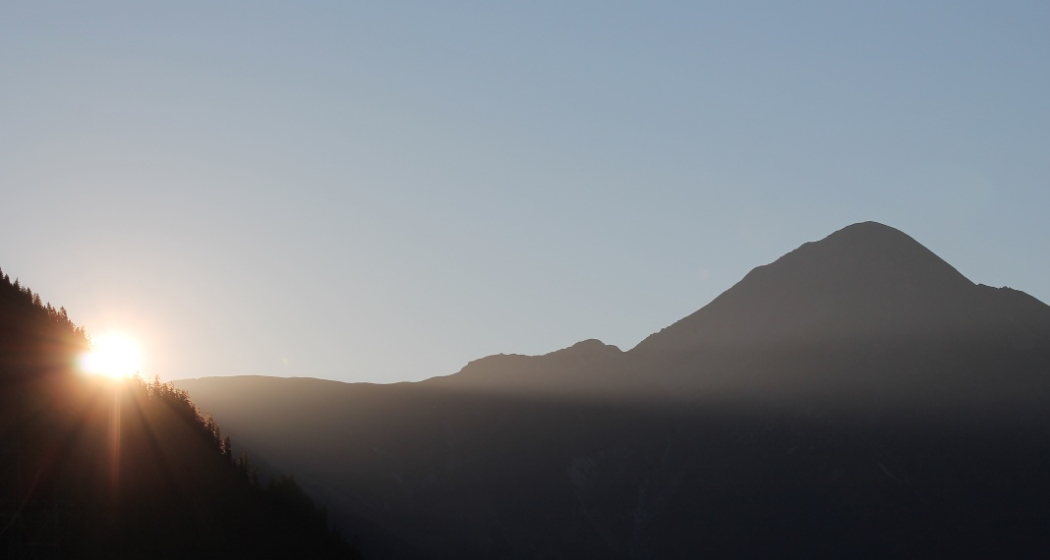 Der Piz Muraun im Morgenlicht von Sedrun gesehen Der Piz Muraun im Morgenlicht von Sedrun gesehen