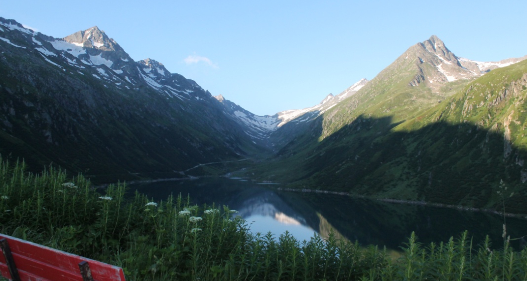 Der Stausee Nalps liegt noch im Schatten Der Stausee Nalps liegt noch im Schatten