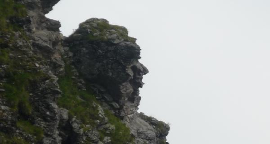 Bizarre Felsformationen mit menschlichen Zügen Bizarre Felsformationen mit menschlichen Zügen