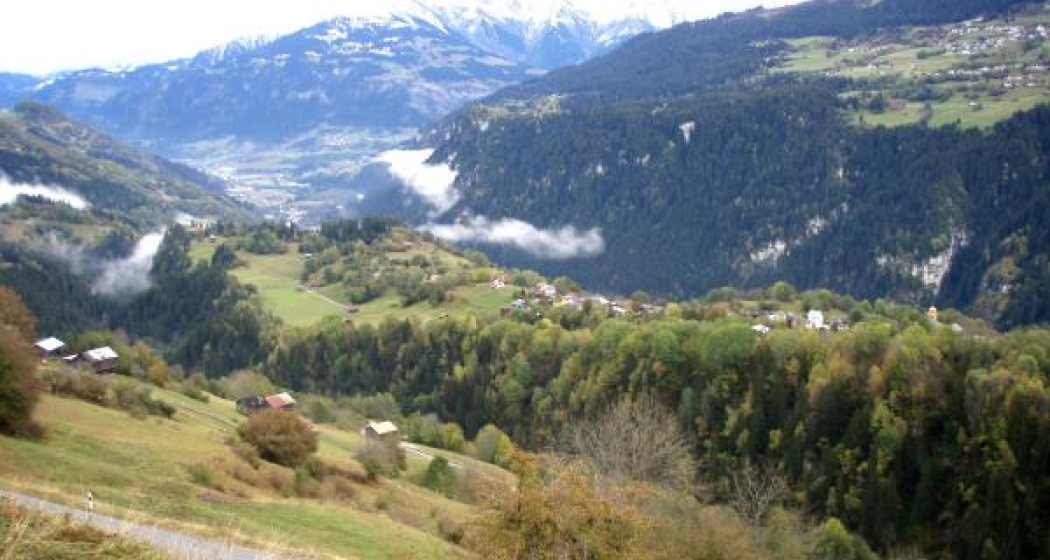 Blick auf Waltensburg und Richtung Ilanz Blick auf Waltensburg und Richtung Ilanz