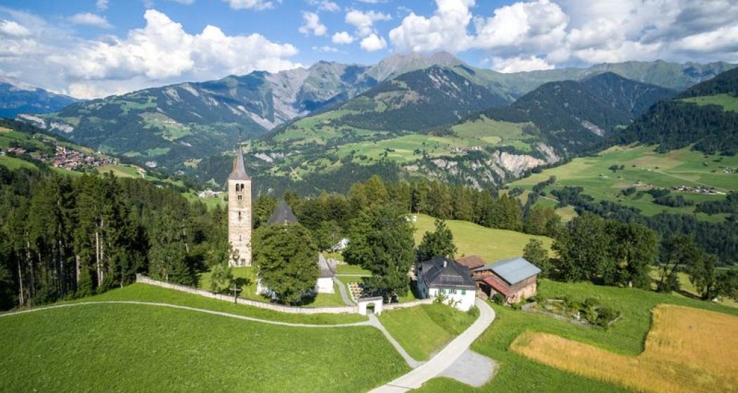 Eschenallee und Kirche in Pleif Eschenallee und Kirche in Pleif