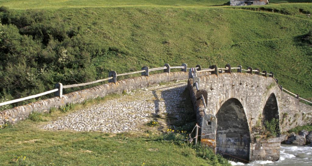Seitliche Ansicht der alten Landbruecke Hinterrhein Seitliche Ansicht der alten Landbruecke Hinterrhein