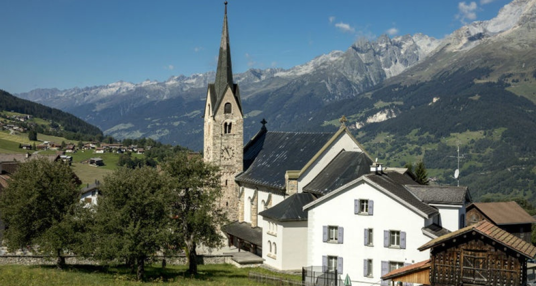 Pfarrkirche St. Peter und Paul Meierhof, Obersaxen Pfarrkirche St. Peter und Paul Meierhof, Obersaxen