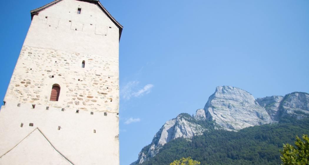Schloss Sargans und im Hintergrund der Hausberg von Sargans - der Gonzen. Schloss Sargans und im Hintergrund der Hausberg von Sargans - der Gonzen.