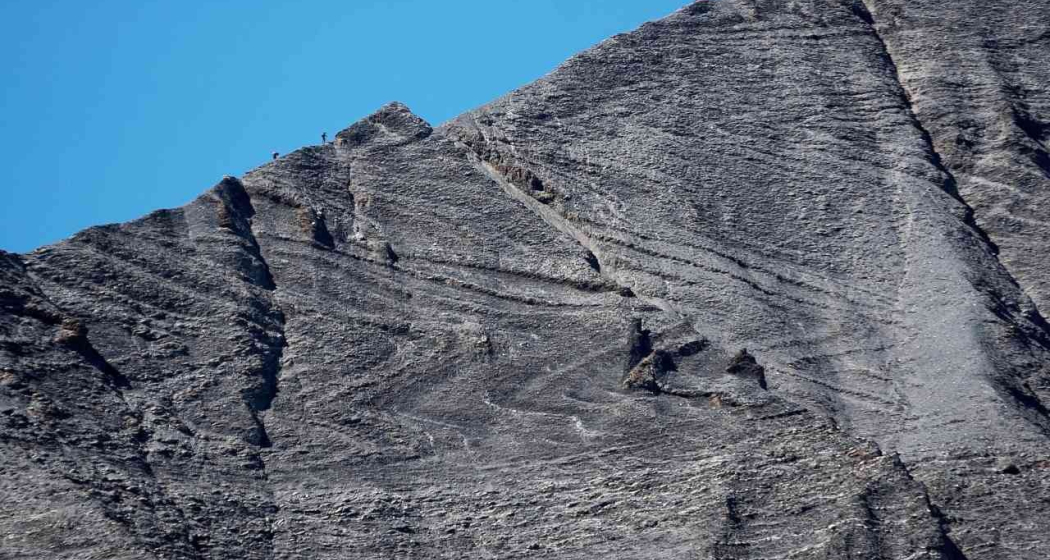 Sichtbare Falten auf der Ostseite des Piz Segnas Sichtbare Falten auf der Ostseite des Piz Segnas