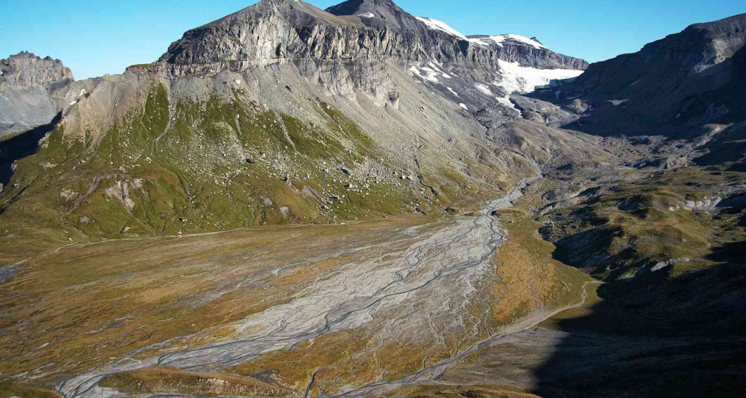 Unterer Segnesboden mit oberen Segnesboden im Hintergrund des Bildes Unterer Segnesboden mit oberen Segnesboden im Hintergrund des Bildes