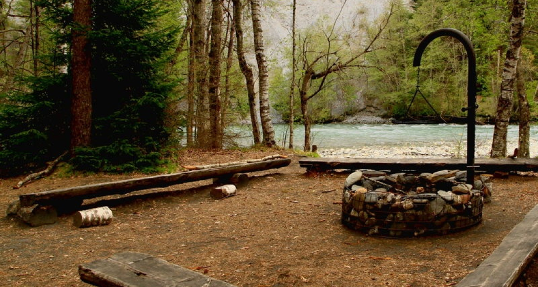 Grillstelle am Rhein mit Holzbänkli rundherum und Wald. Grillstelle am Rhein mit Holzbänkli rundherum und Wald.