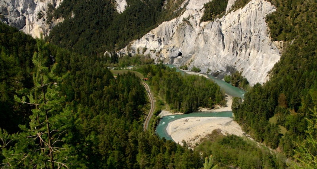Der Rhein schlängelt sich durch die Rheinschlucht. Steile Felswände und Wald rundherum. Der Rhein schlängelt sich durch die Rheinschlucht. Steile Felswände und Wald rundherum.