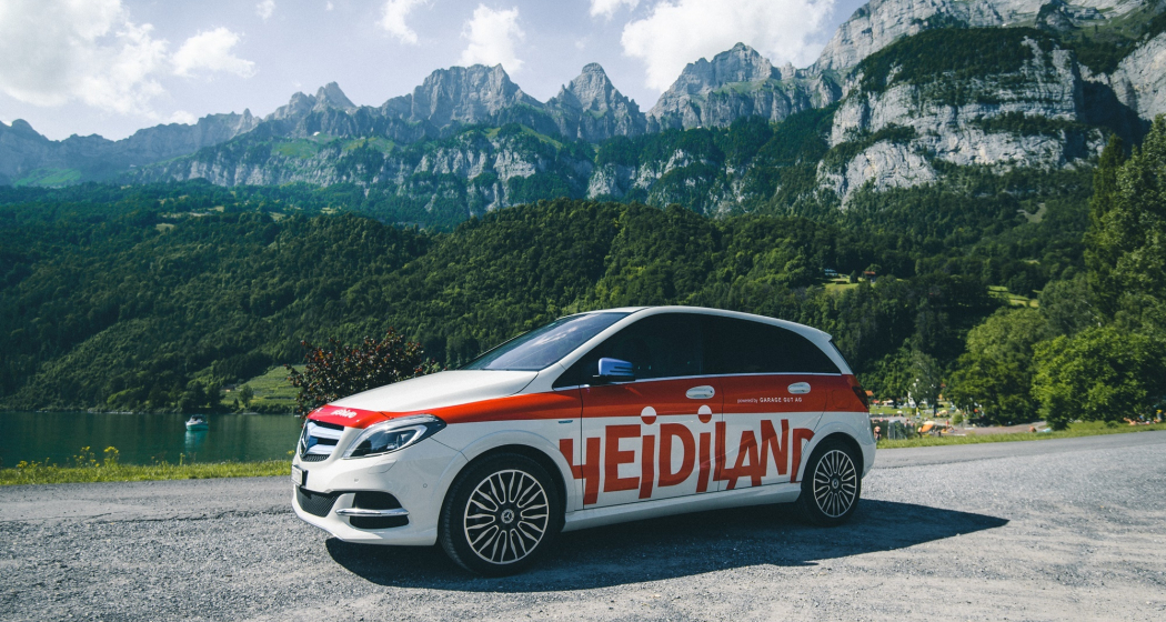 Heidiland E-Car an der Promenade in Walenstadt Heidiland E-Car an der Promenade in Walenstadt