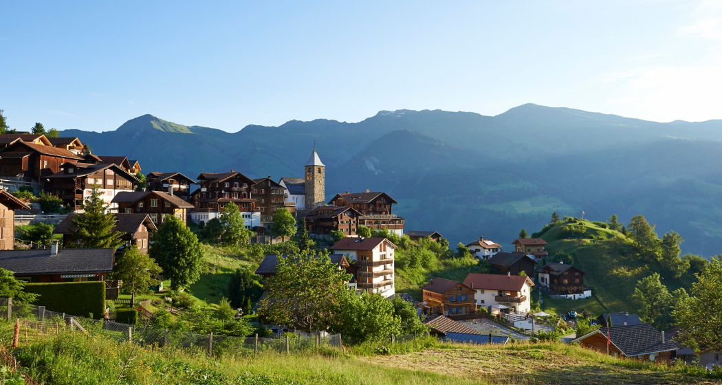 Direkt Unterhalb des Dorfes liegt der Aussichtshügel "Büel". Direkt Unterhalb des Dorfes liegt der Aussichtshügel "Büel".