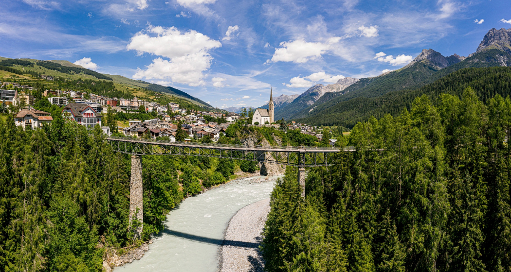 Die Gurlainabrücke über dem Inn bei Scuol. Die Gurlainabrücke über dem Inn bei Scuol.