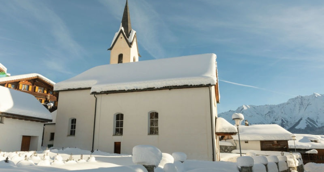 Kirche Sogn Giachen, Morissen Winter Kirche Sogn Giachen, Morissen Winter