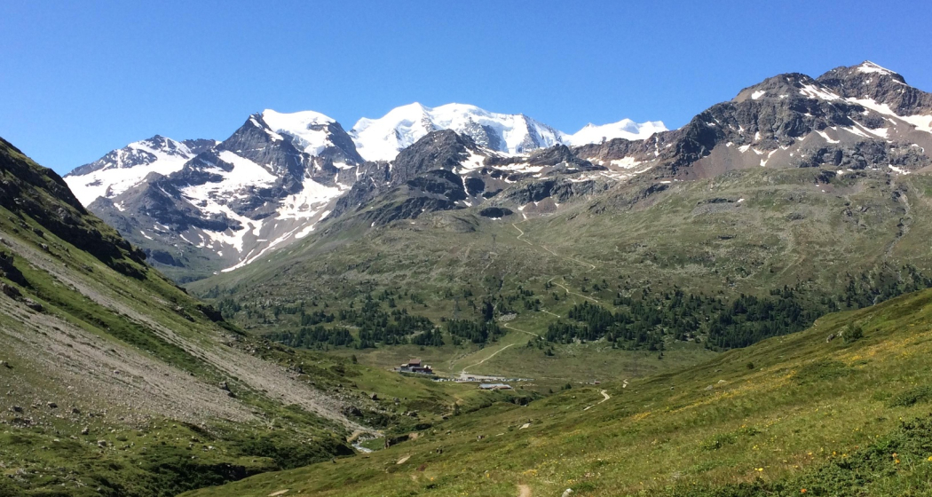 Blick auf den Piz Palü und die Talstation der Diavolezza Bahn Blick auf den Piz Palü und die Talstation der Diavolezza Bahn