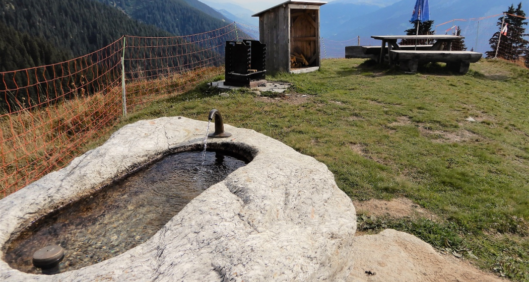 Feuerstelle mit Brunnen Feuerstelle mit Brunnen