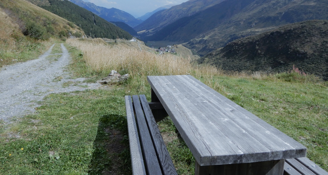 Aussicht ins Tal mit Tschamut Aussicht ins Tal mit Tschamut