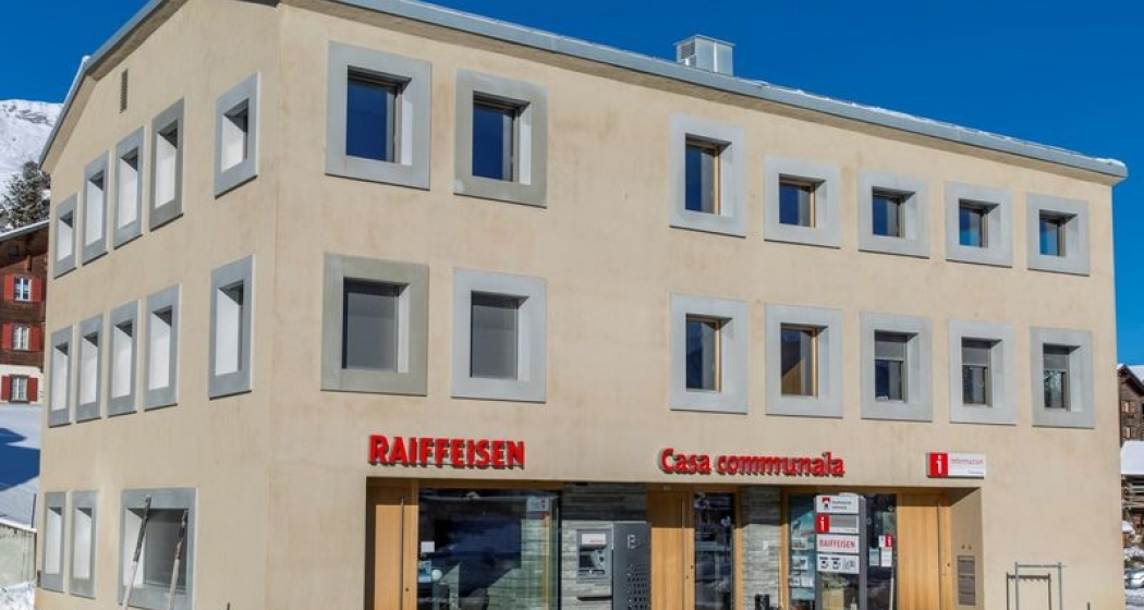 Gemeindehaus mit Infobüro und Bank Gemeindehaus mit Infobüro und Bank