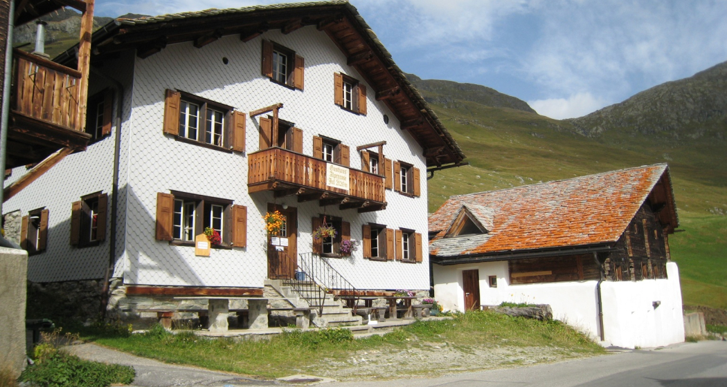 Gasthaus Alpenrose Juf im Sommer Gasthaus Alpenrose Juf im Sommer