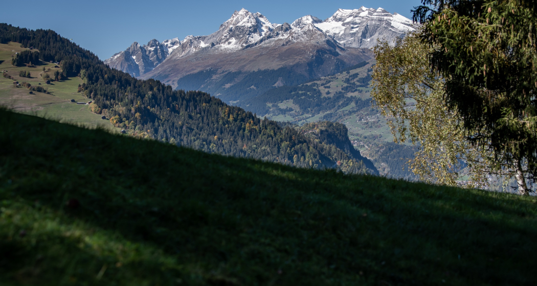 Unterwegs mit Sicht auf die Brigelserhörner und den Oberalpstock Unterwegs mit Sicht auf die Brigelserhörner und den Oberalpstock
