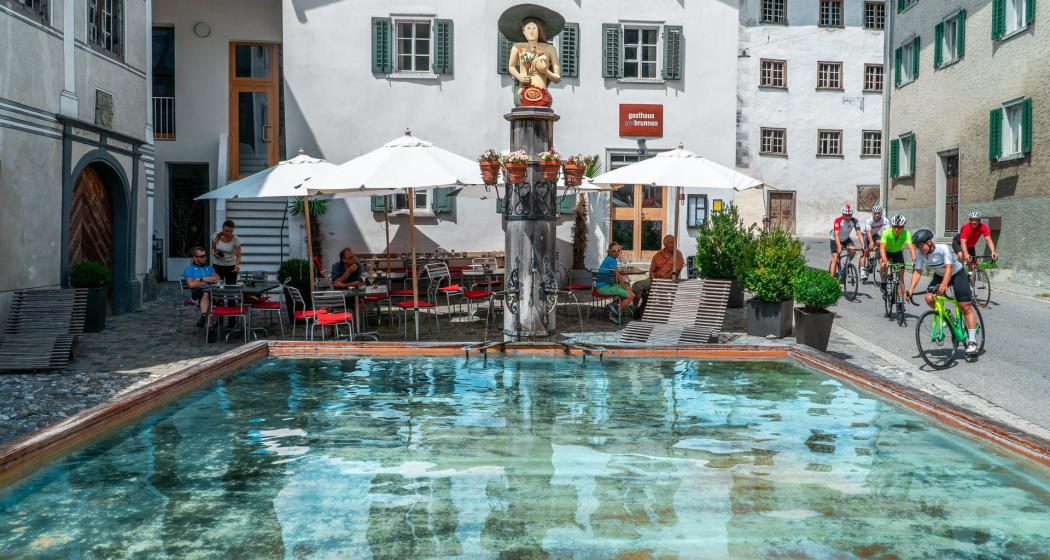Grösster Holzbrunnen Europas: Dorfbrunnen von Valendas Grösster Holzbrunnen Europas: Dorfbrunnen von Valendas