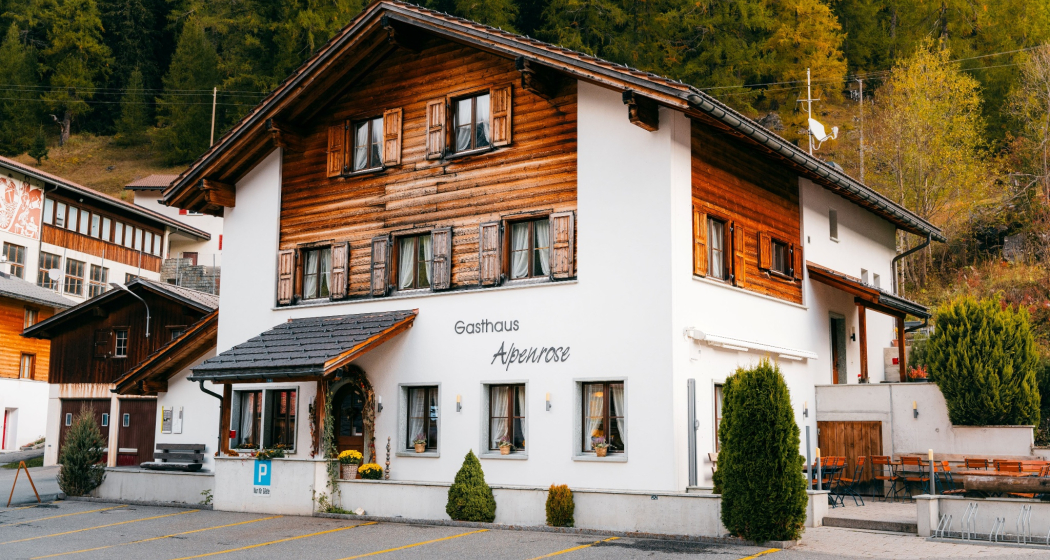 Das Gasthaus Alpenrose in Innerferrera im Herbst Das Gasthaus Alpenrose in Innerferrera im Herbst