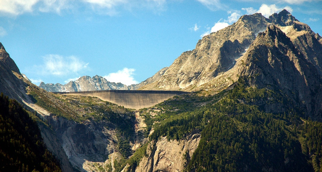 Die Albigna-Staumauer wurde zur Stromproduktion und zum Schutz vor Hochwasser gebaut. Sie ist 759m hoch und 115m lang. Die Albigna-Staumauer wurde zur Stromproduktion und zum Schutz vor Hochwasser gebaut. Sie ist 759m hoch und 115m lang.