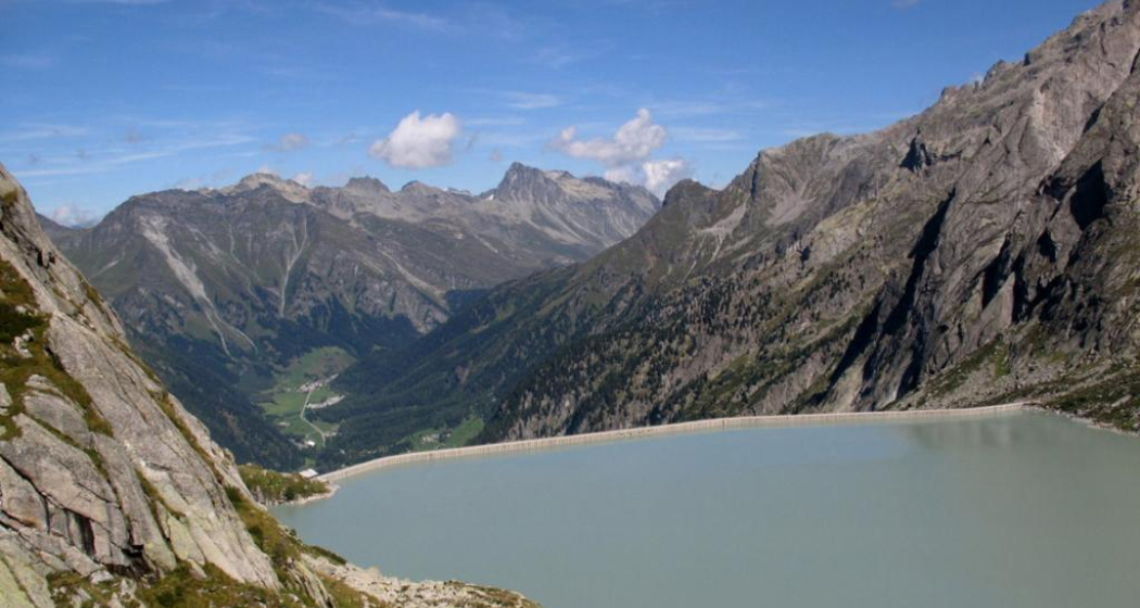 Der Albigna Stausee liegt auf 2100 m und fasst über 900'000 m3 Wasser. Der Albigna Stausee liegt auf 2100 m und fasst über 900'000 m3 Wasser.