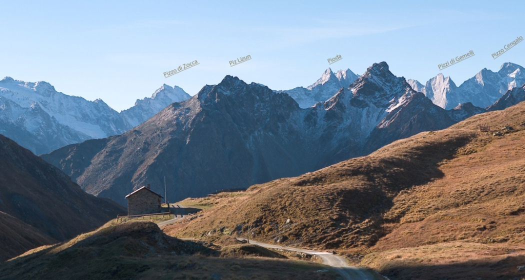 Ausblick von der Passhöhe in die Bergeller Alpen. Ausblick von der Passhöhe in die Bergeller Alpen.
