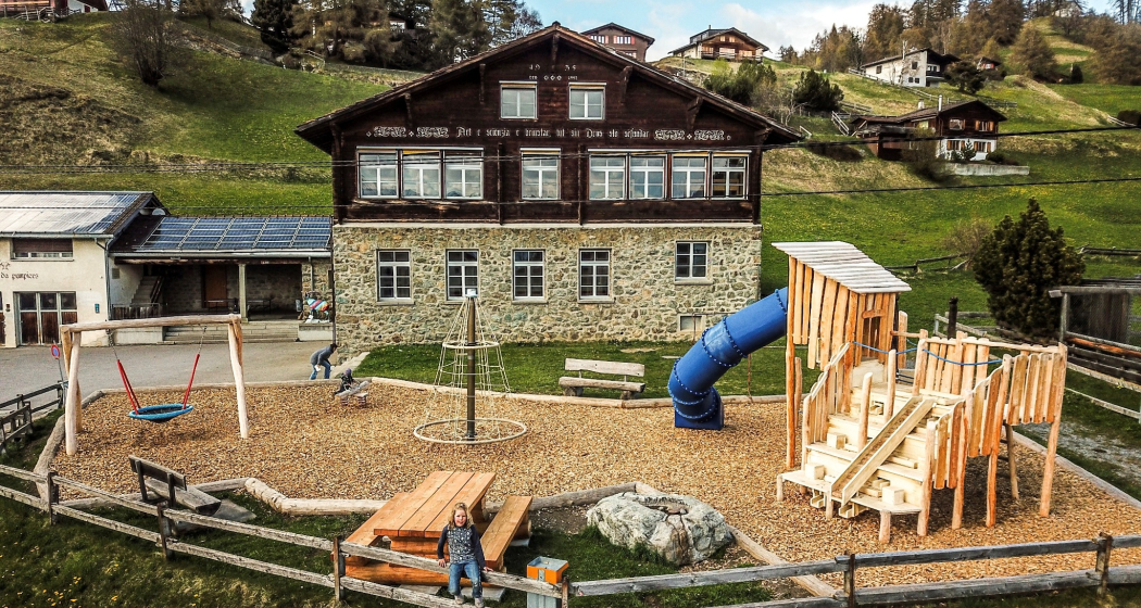 Spielplatz Feldis Schulhaus (oua_611520493_image) Spielplatz Feldis Schulhaus (oua_611520493_image)
