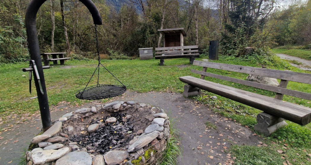 Feuerstelle Isla Sut, Castrisch (oua_620820530_image) Feuerstelle Isla Sut, Castrisch (oua_620820530_image)