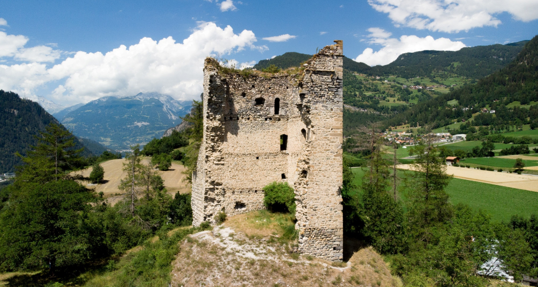 Ruine Alt Sins im Sommer Ruine Alt Sins im Sommer