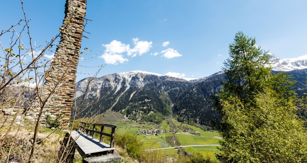 Die Burgruine Cagliatscha im Frühling Die Burgruine Cagliatscha im Frühling