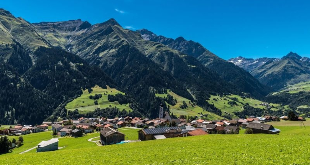 Lumbrein mit Péz Regina im Hintergrund Lumbrein mit Péz Regina im Hintergrund