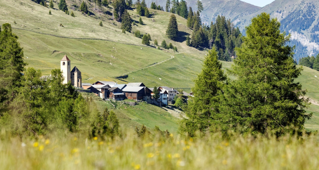 Lohn im Sommer mit der reformierten Kirche und ihren zwei Türmen Lohn im Sommer mit der reformierten Kirche und ihren zwei Türmen
