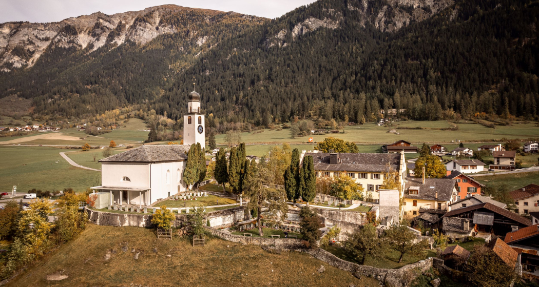 Die reformierte Kirche Andeer im Herbst Die reformierte Kirche Andeer im Herbst
