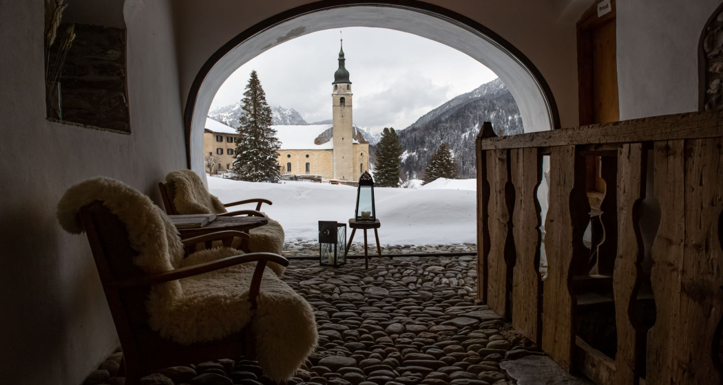 Kirche Splügen im Winter vom Hotel Alte Herberge Weiss Kreuz Kirche Splügen im Winter vom Hotel Alte Herberge Weiss Kreuz