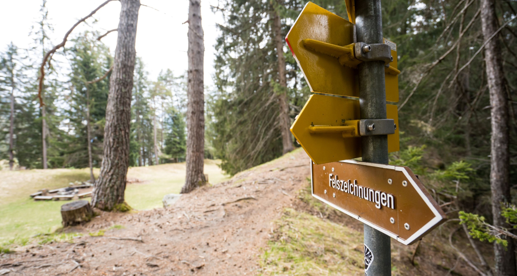 Wegweiser zu den Felszeichnungen bei der Feuerstelle Crap Carschenna Wegweiser zu den Felszeichnungen bei der Feuerstelle Crap Carschenna