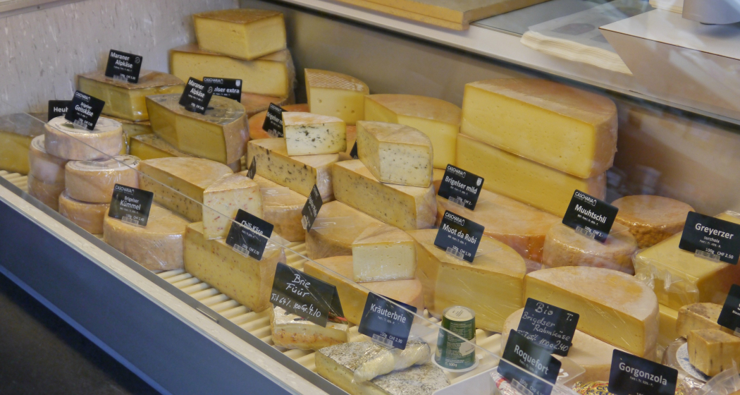 Das Foto zeigt verschiedene Käse Arten die zum Verkauf stehen Das Foto zeigt verschiedene Käse Arten die zum Verkauf stehen