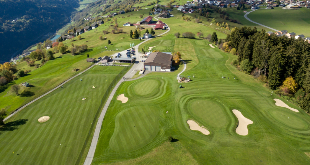 Das Foto zeigt den Golfplatz von Brigels von oben Das Foto zeigt den Golfplatz von Brigels von oben