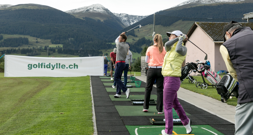 Das Foto zeigt Golfer die gerade einen Golfball geschossen haben Das Foto zeigt Golfer die gerade einen Golfball geschossen haben
