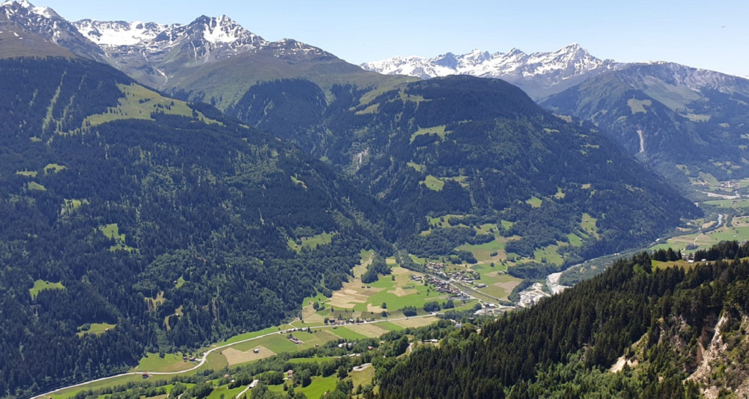 Das Foto zeigt die èbersicht von Grep da Plaids in Richtung Trun Das Foto zeigt die èbersicht von Grep da Plaids in Richtung Trun
