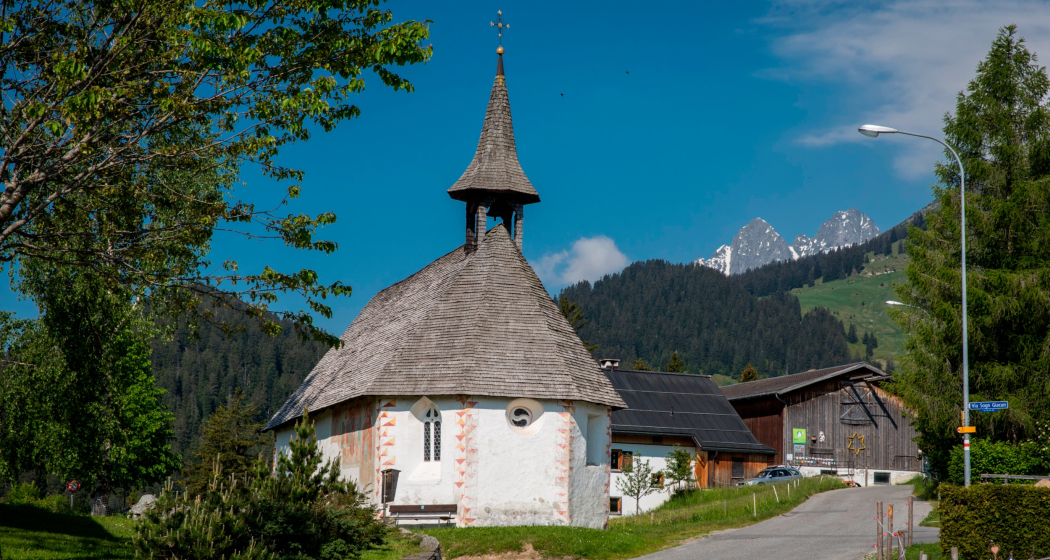 Das Foto zeigt die Kapelle von St. Jakob von der Strasse aus Das Foto zeigt die Kapelle von St. Jakob von der Strasse aus