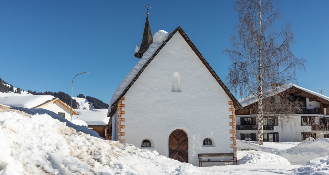 Das Foto zeigt die Kapelle St. Jakob vom Eingang aus in Winterstimmung Das Foto zeigt die Kapelle St. Jakob vom Eingang aus in Winterstimmung