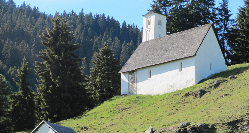 Das Foto zeigt die Kapelle St. Sievi auf dem Hügel Das Foto zeigt die Kapelle St. Sievi auf dem Hügel