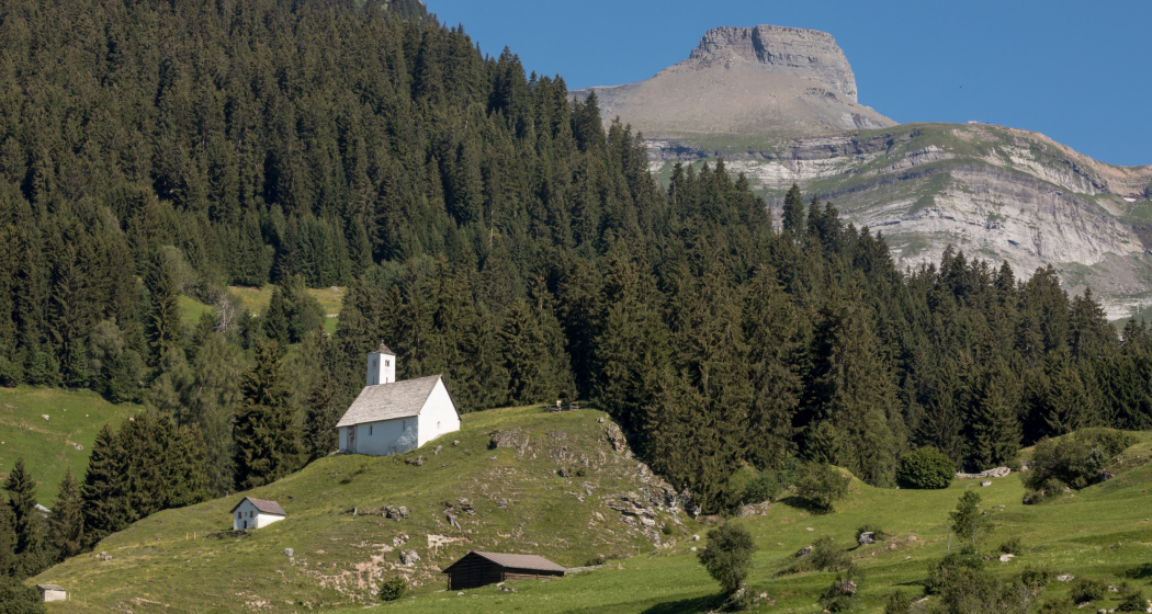 Das Foto zeigt die Kapelle St. Sievi mit einem Berg im Hintergrund Das Foto zeigt die Kapelle St. Sievi mit einem Berg im Hintergrund