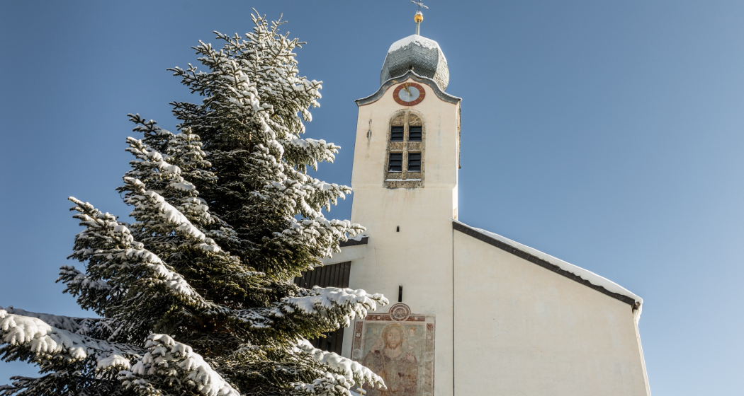 Das Foto zeigt die Pfarrkirche in Brigels im Winter Das Foto zeigt die Pfarrkirche in Brigels im Winter