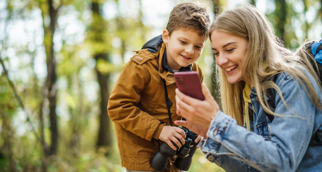 Das Foto zeigt eine Mutter mit ihrem Kind die auf der suche nach einem Schatz sind Das Foto zeigt eine Mutter mit ihrem Kind die auf der suche nach einem Schatz sind